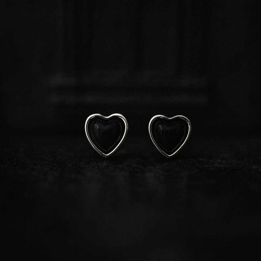 Aretes "Black Velvet Studs" Colección Broken Hearts