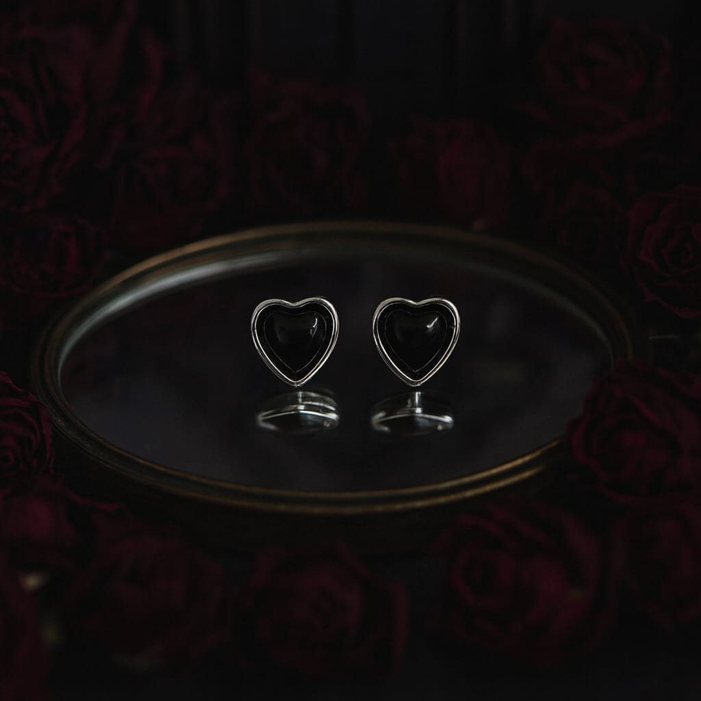 Aretes "Black Velvet Studs" Colección Broken Hearts